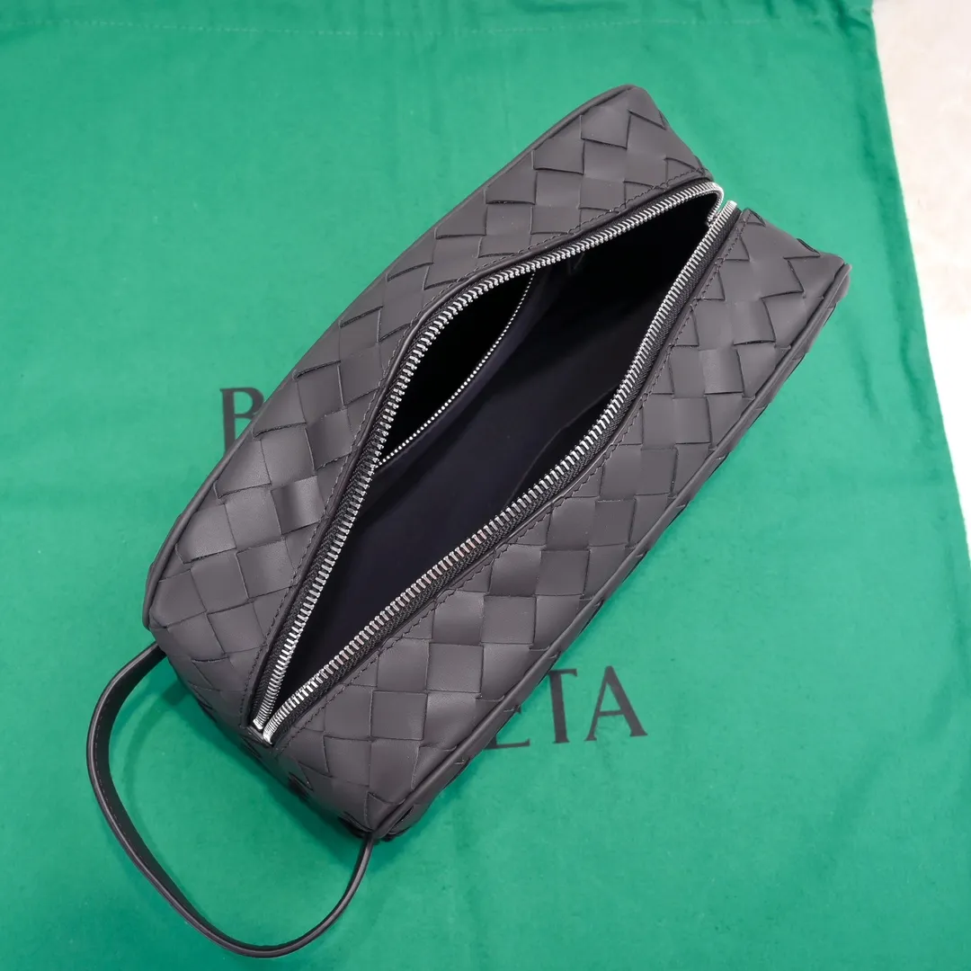 Batch 1280 BOTTEGA VENETA 2024 new INTRECCIATO classic toiletry bag, the choice of discerning people. The low-key luxury quality is the interpretation of its brand. If you like low-key BV, it is the first choice~~ Style number: 7799 Size: 26*13*10cm
